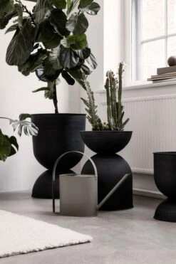 Ferm LIVING Pot Hourglass, Modèle M, Noir -Ménagers Décoration Soldes Boutique 17 9964