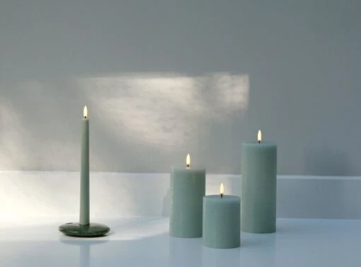 Uyuni Lighting Bougie Conique LED, 2 pièces, Dusty Green -Ménagers Décoration Soldes Boutique Dusty green assorted pillars a taper large 1