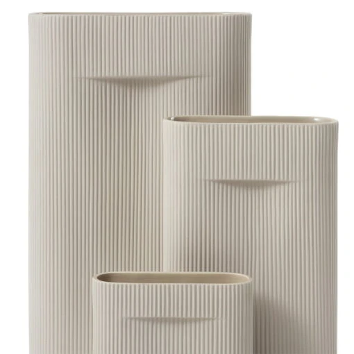 Muuto Vase Ridge, 16,5 cm, Beige -Ménagers Décoration Soldes Boutique Ridge vase beige group Muuto 5000x5000 hi res