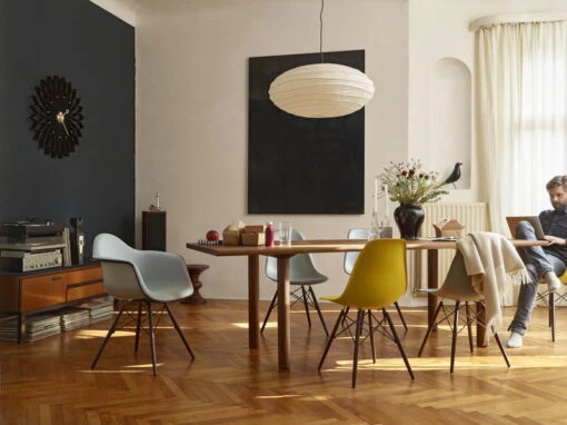 Vitra Horloge Sunflower -Ménagers Décoration Soldes Boutique Wood Table Eames Plastic Side Chair DSW Eames Palstic Armchiar DAW Wall Clock Sunflower Akari 70N Eames Stool Eames House Bird 1102689 master